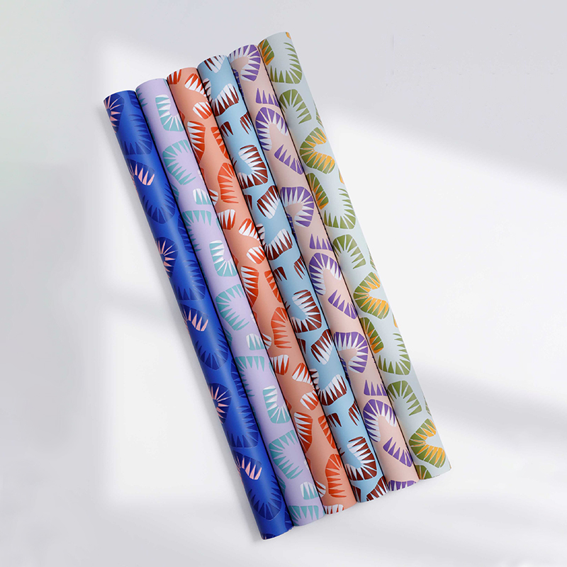 Altı adet parlak renkli yaprak desenli çiçek ambalaj kağıdı